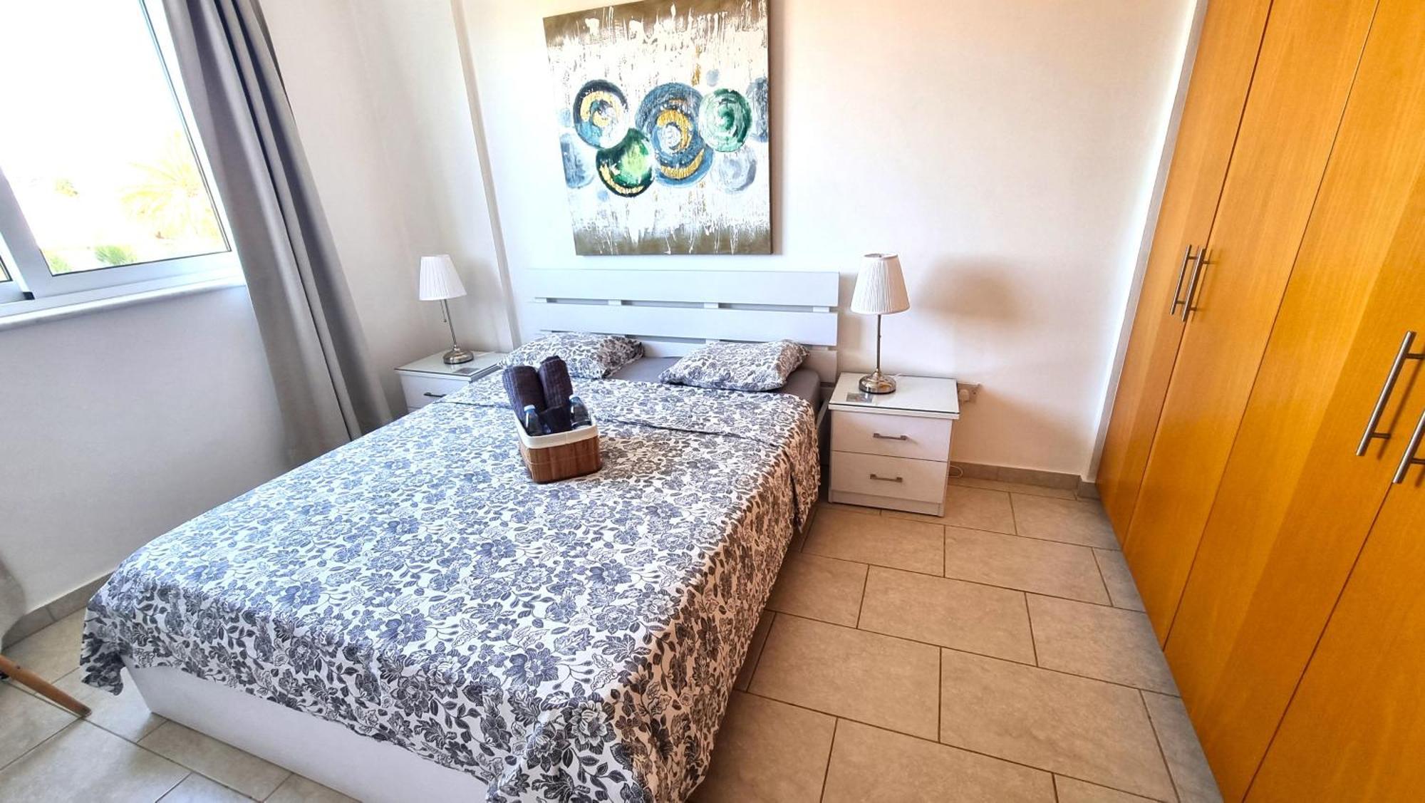 Beach Haven: 7-Minute Walk To The Beach + Pool Appartement Larnaca Buitenkant foto