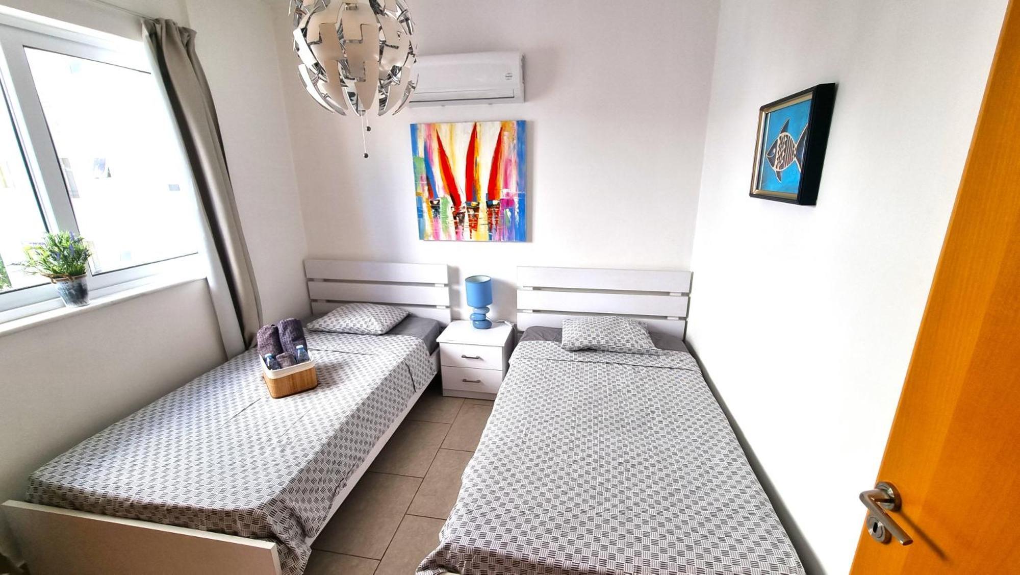 Beach Haven: 7-Minute Walk To The Beach + Pool Appartement Larnaca Buitenkant foto