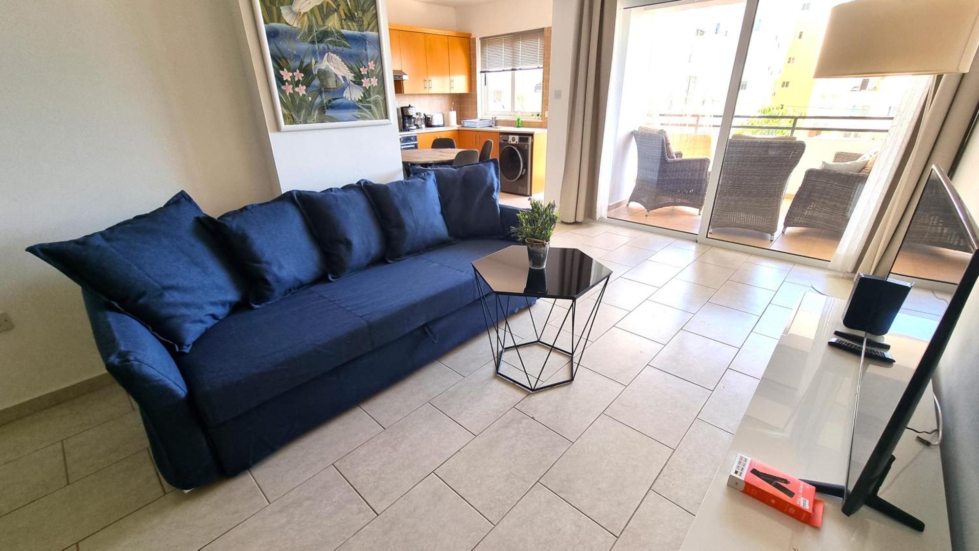 Beach Haven: 7-Minute Walk To The Beach + Pool Appartement Larnaca Buitenkant foto