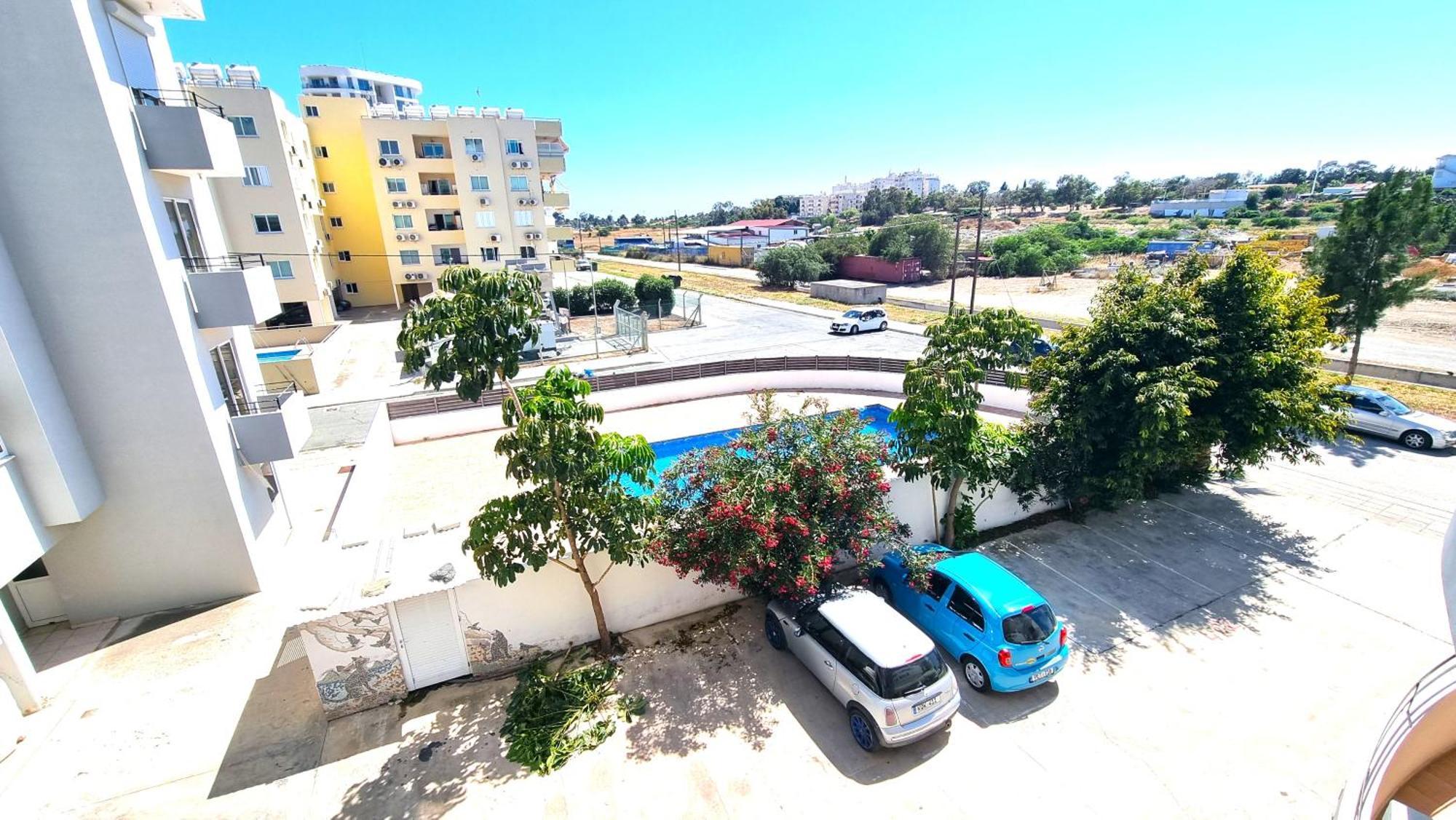 Beach Haven: 7-Minute Walk To The Beach + Pool Appartement Larnaca Buitenkant foto