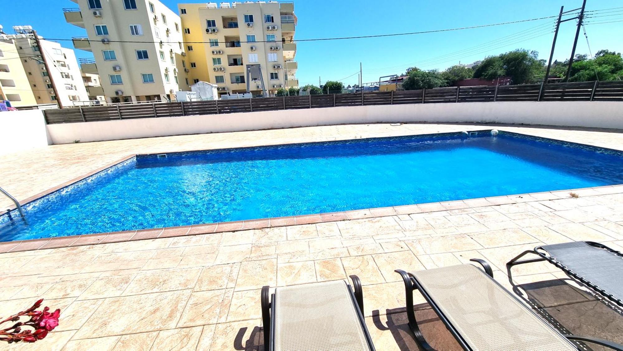 Beach Haven: 7-Minute Walk To The Beach + Pool Appartement Larnaca Buitenkant foto