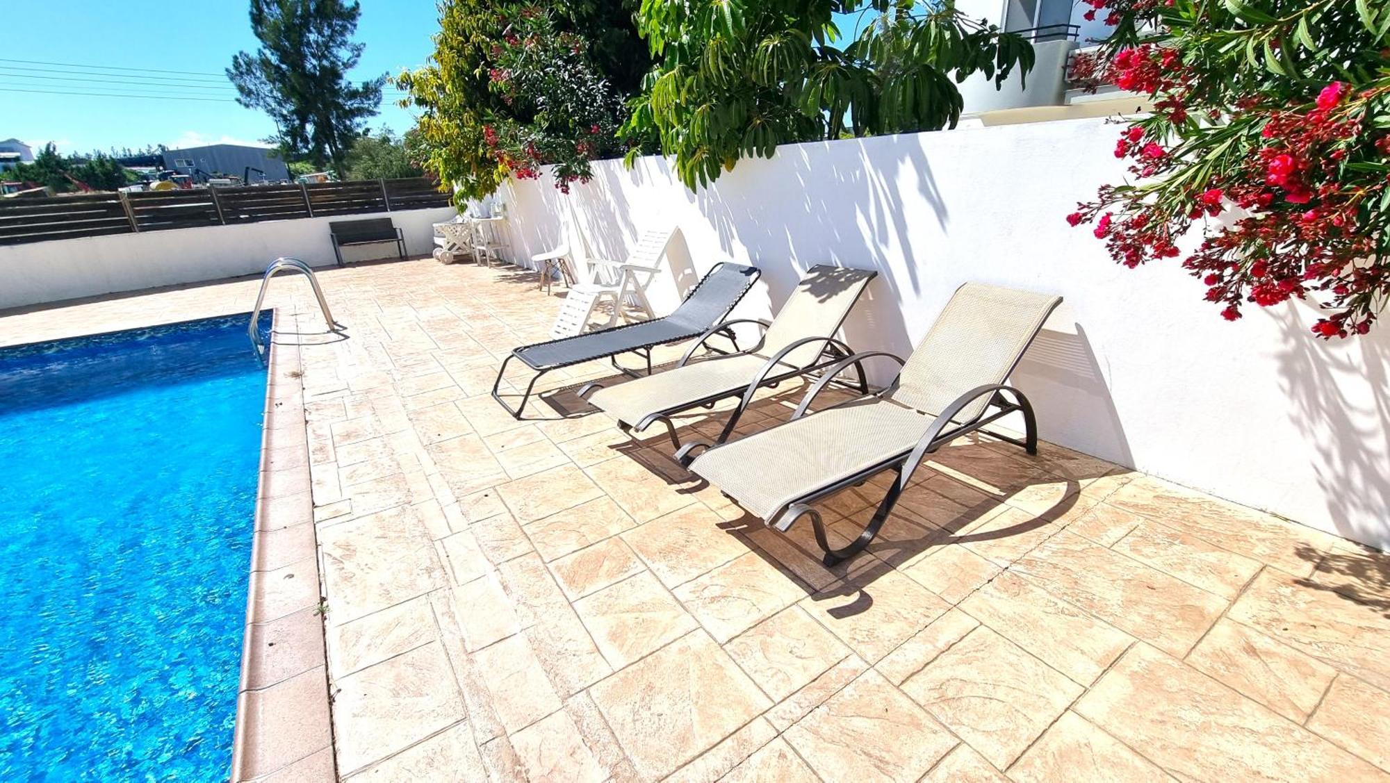 Beach Haven: 7-Minute Walk To The Beach + Pool Appartement Larnaca Buitenkant foto